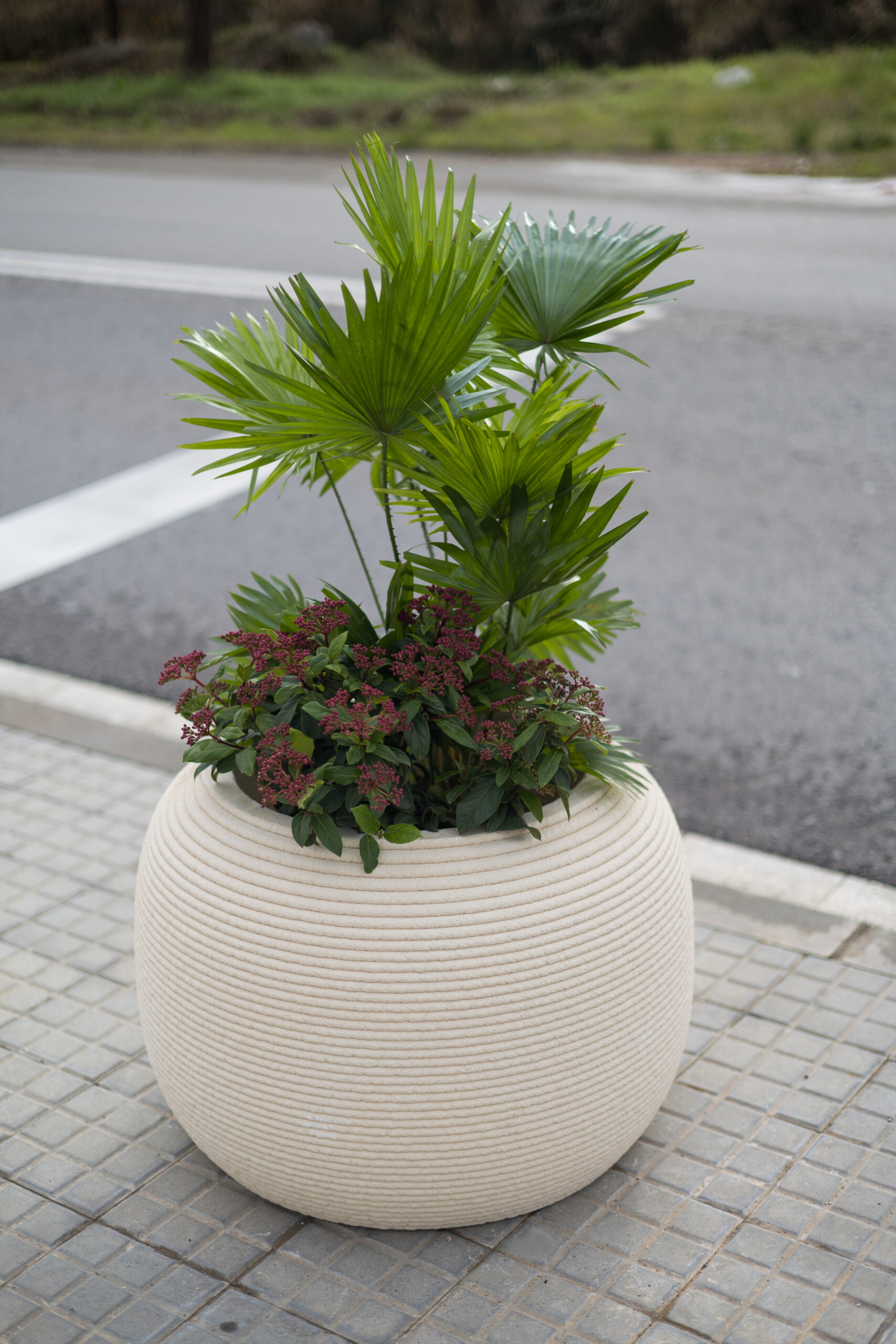 Banco y jardineras impresas en 3D en hormigón