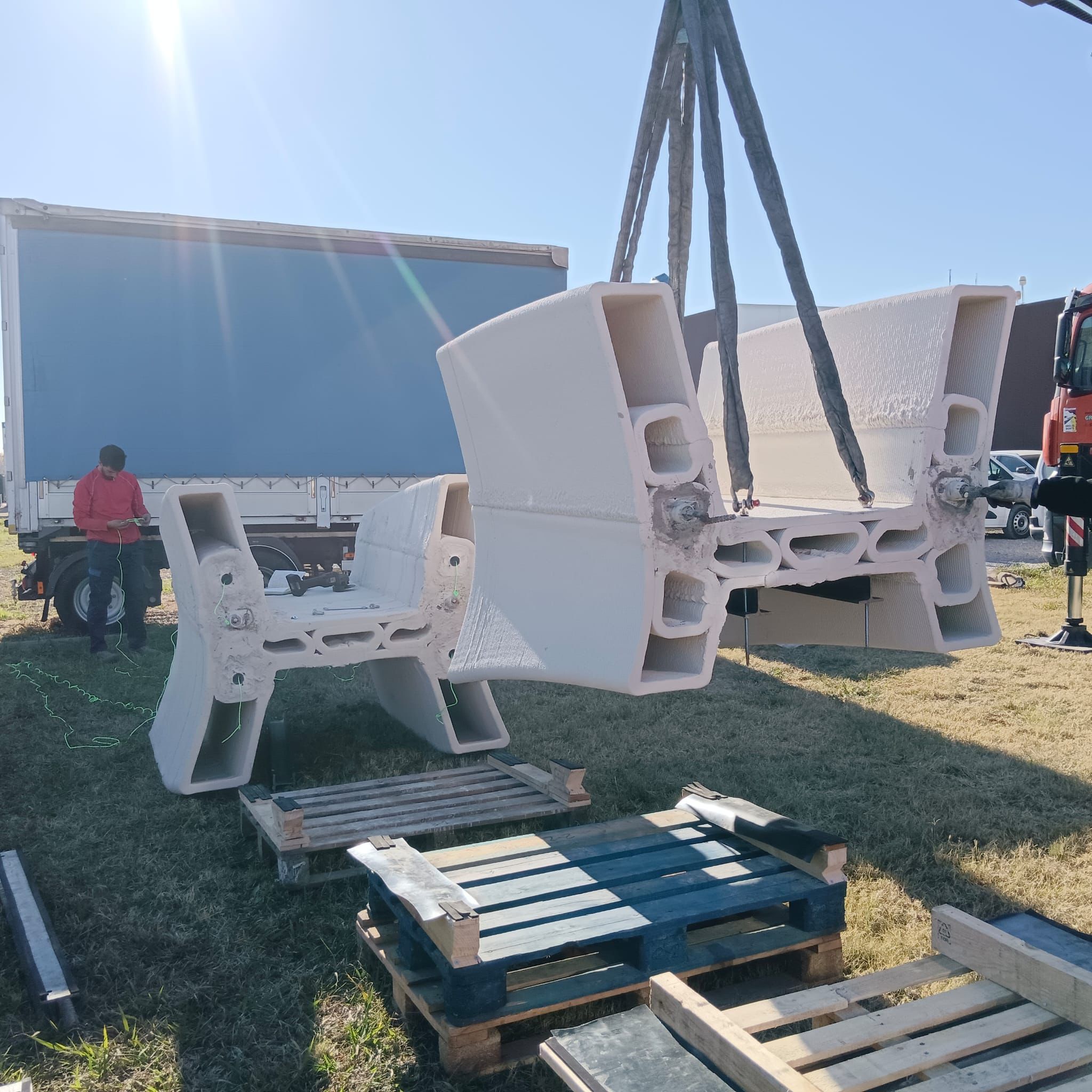 Instalación de una sección de puente peatonal impreso en 3D en hormigón