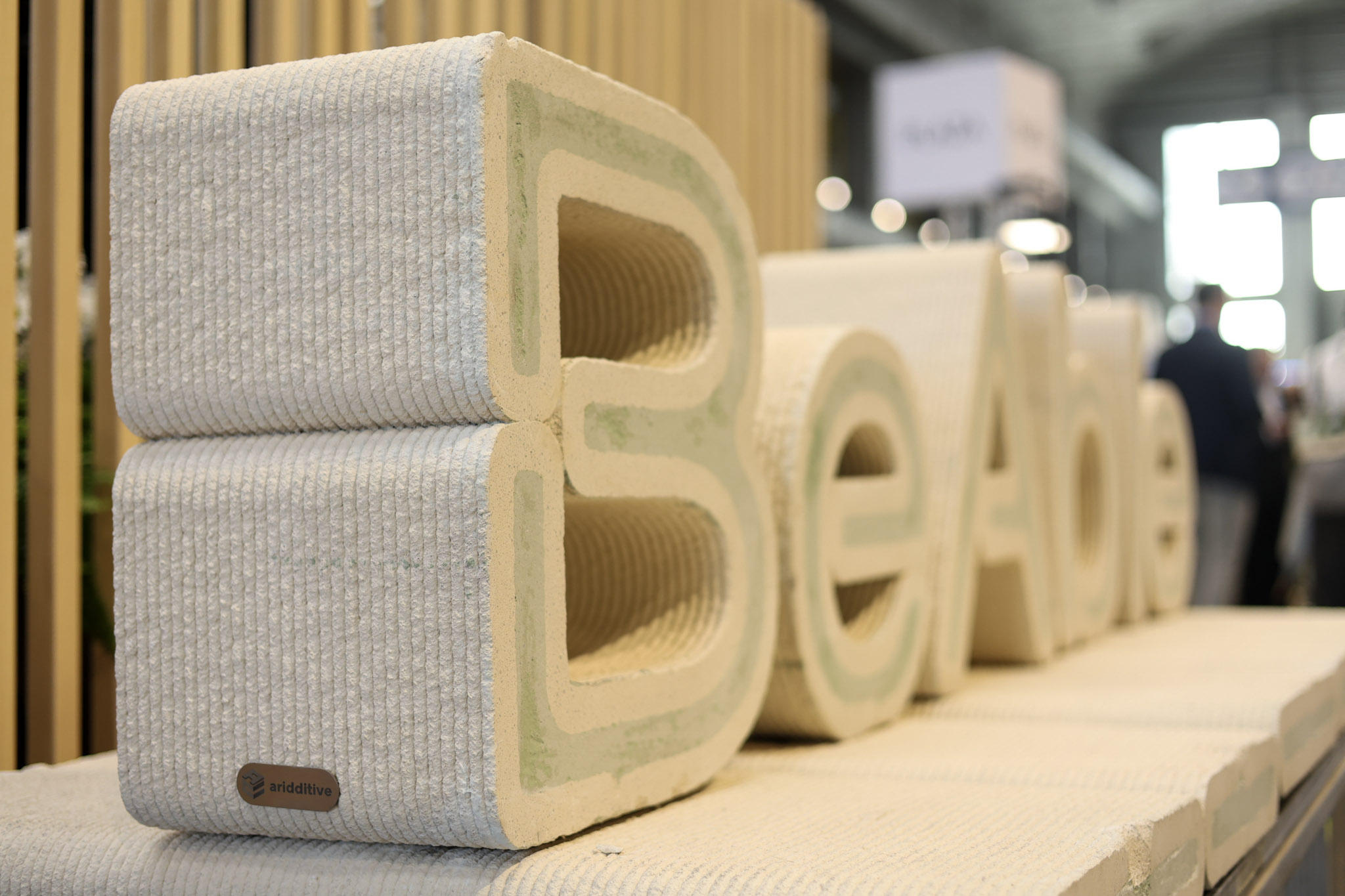 Letras corpóreas de hormigón para branding corporativo BeAble Capital en feria deeptech