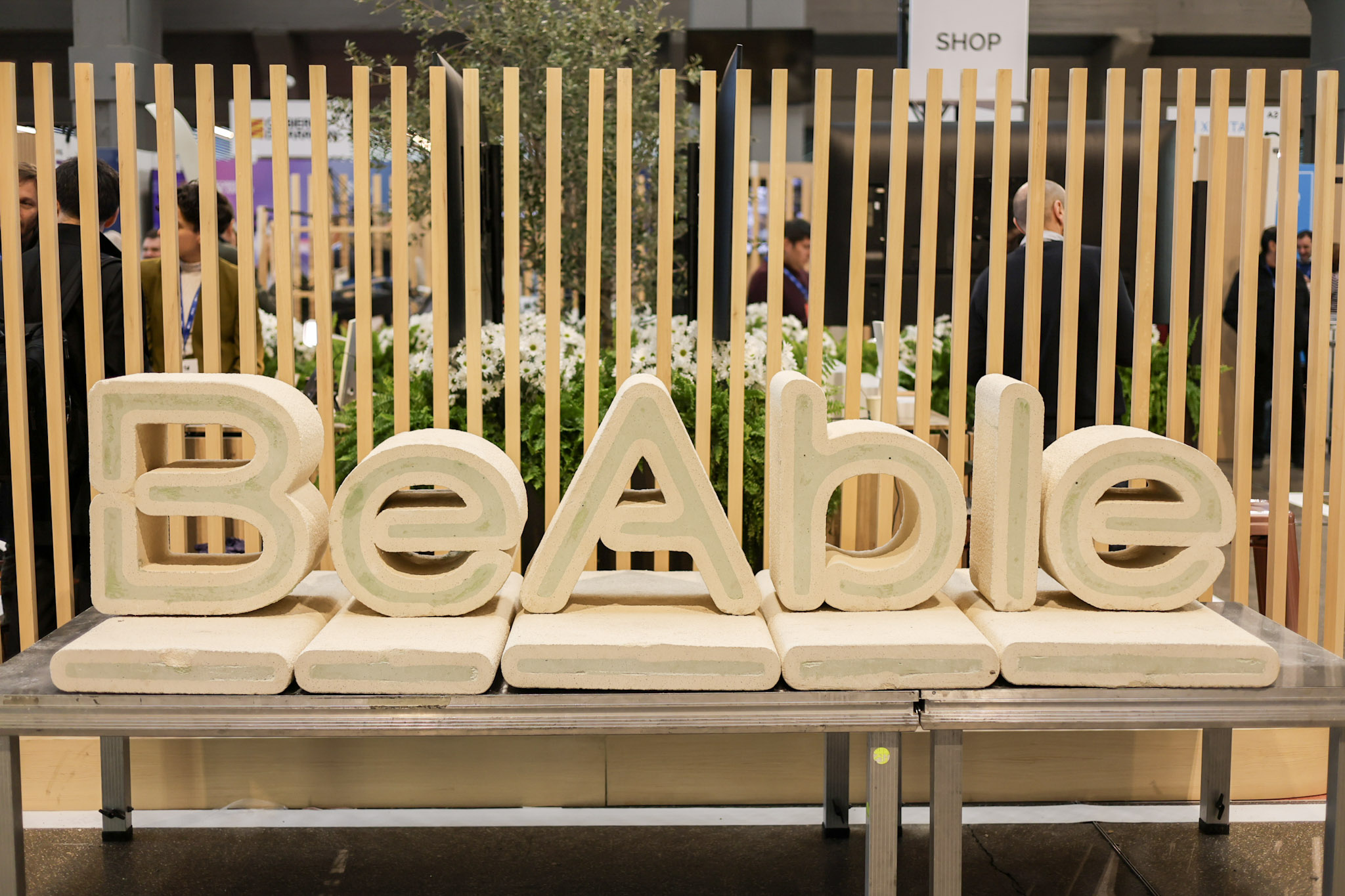 Detalle de letras corpóreas impresas en 3D en hormigón para BeAble Capital