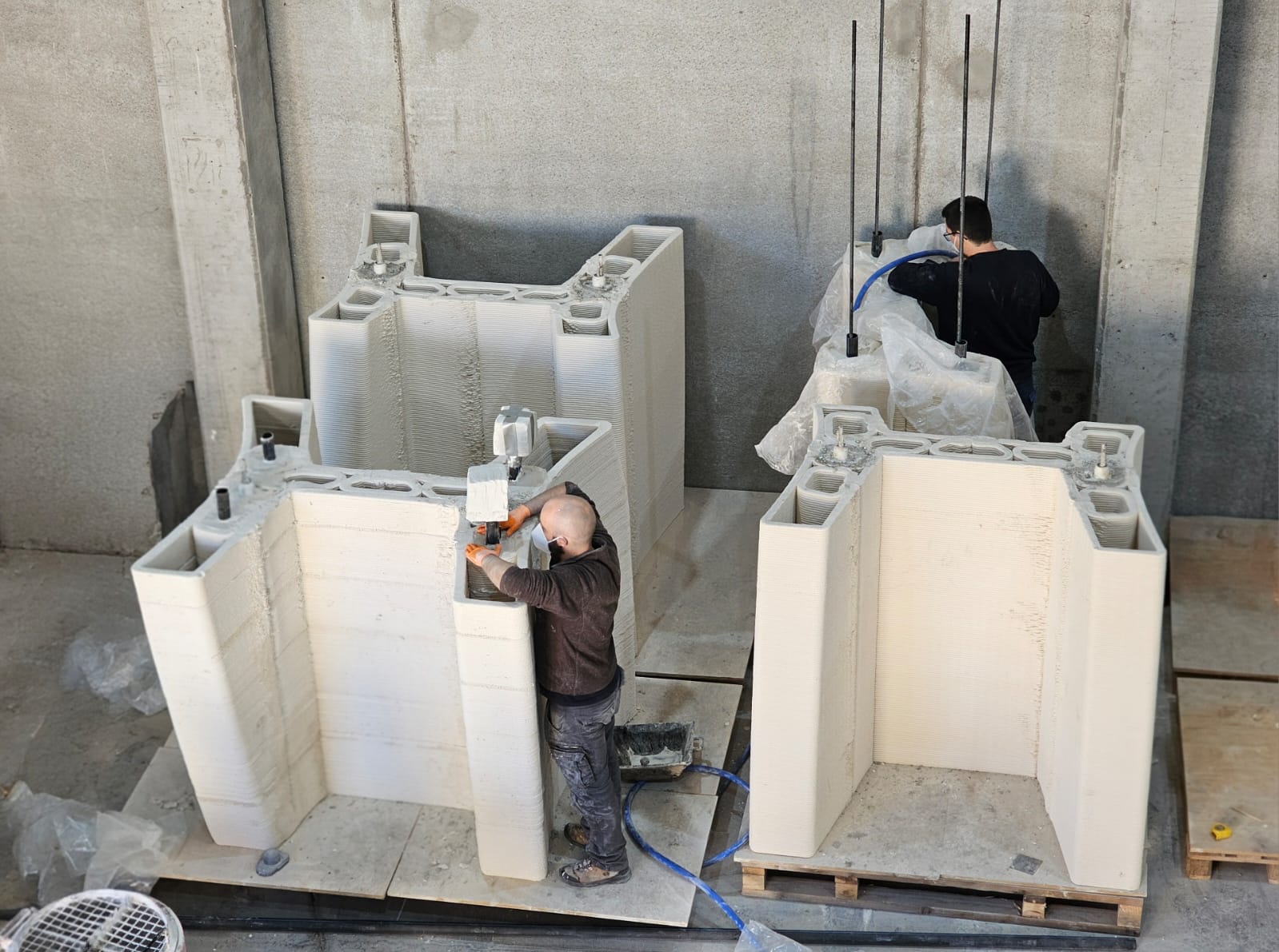 Armado posterior con acero y costillas rigidizadoras en secciones de puente peatonal impreso en 3D en hormigón
