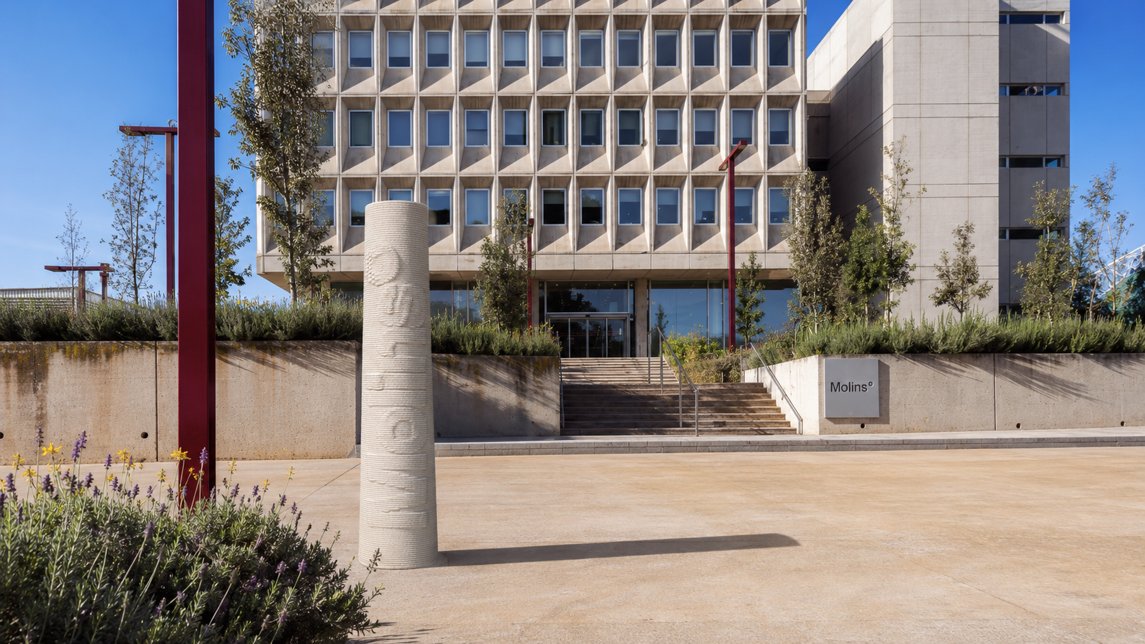 Tótem corporativo Molins impreso en 3D en hormigón instalado en sede corporativa