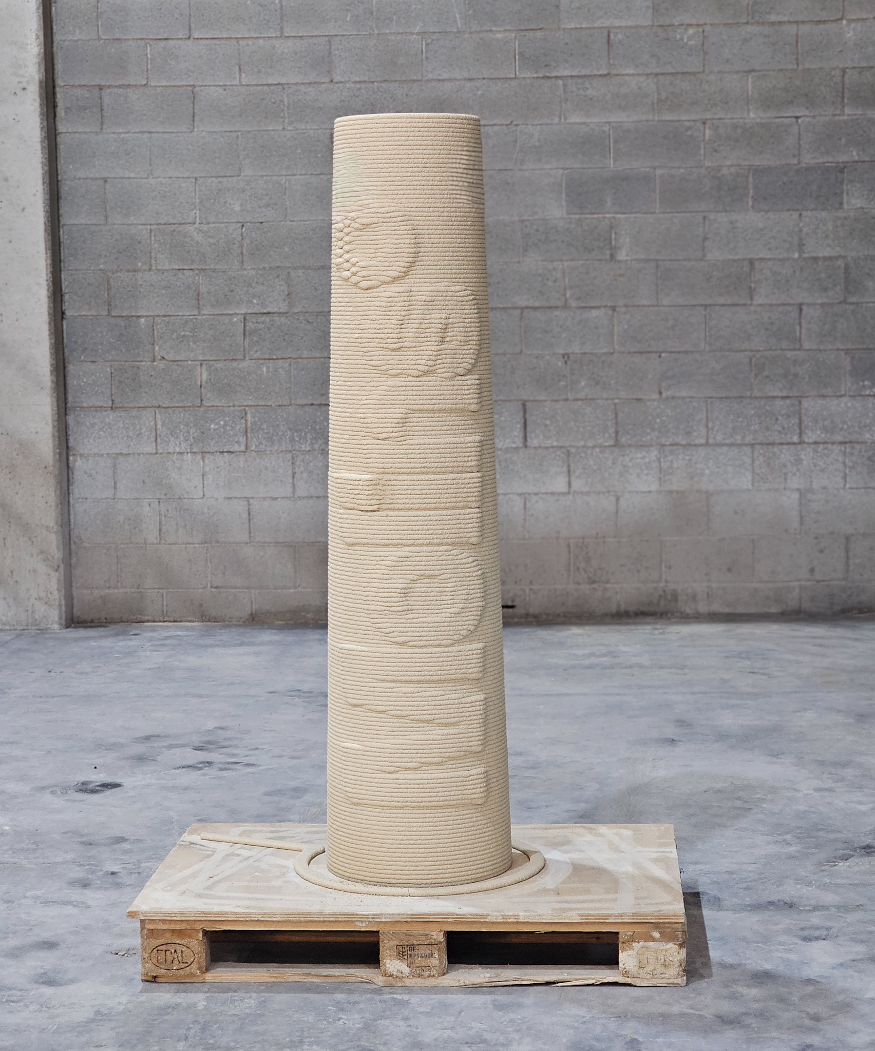 Render técnico del tótem Molins con logotipo en sobrerrelieve