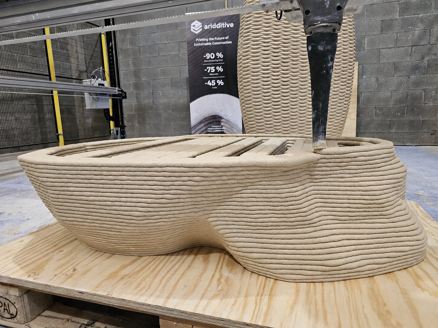 Detalle del inicio de la impresión 3D de hormigón de la escultura de gran formato P(ART) x Lily Brick
