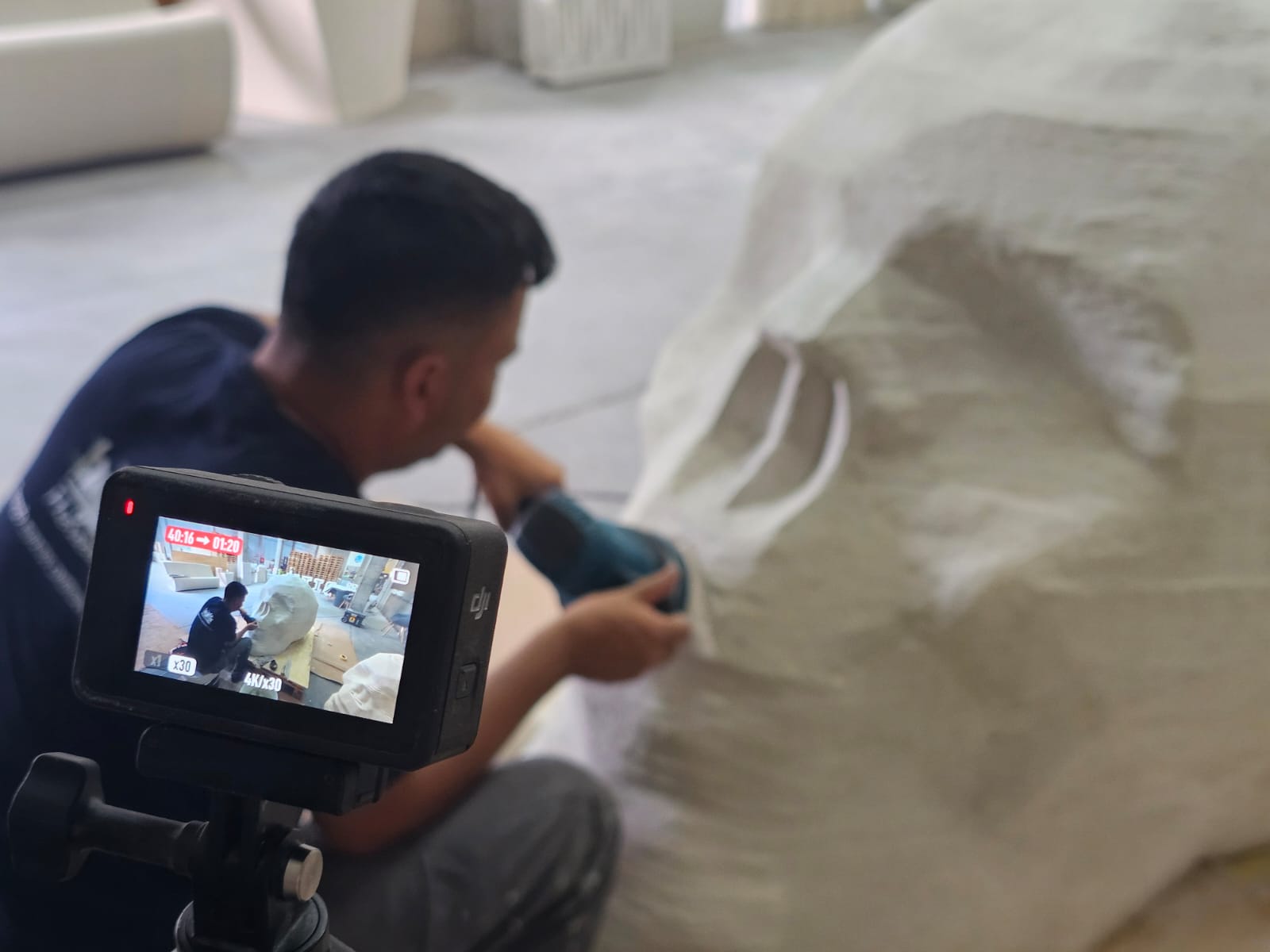 Aplicación de microcemento sobre la escultura de gran formato impresa en 3D en hormigón para P(ART) x Lily Brick