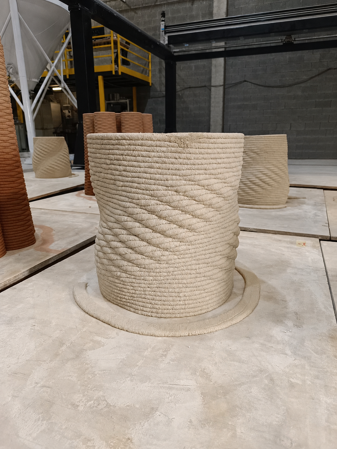 Taburete de Terra Meeting Set impreso en 3D en hormigón durante el proceso de fabricación